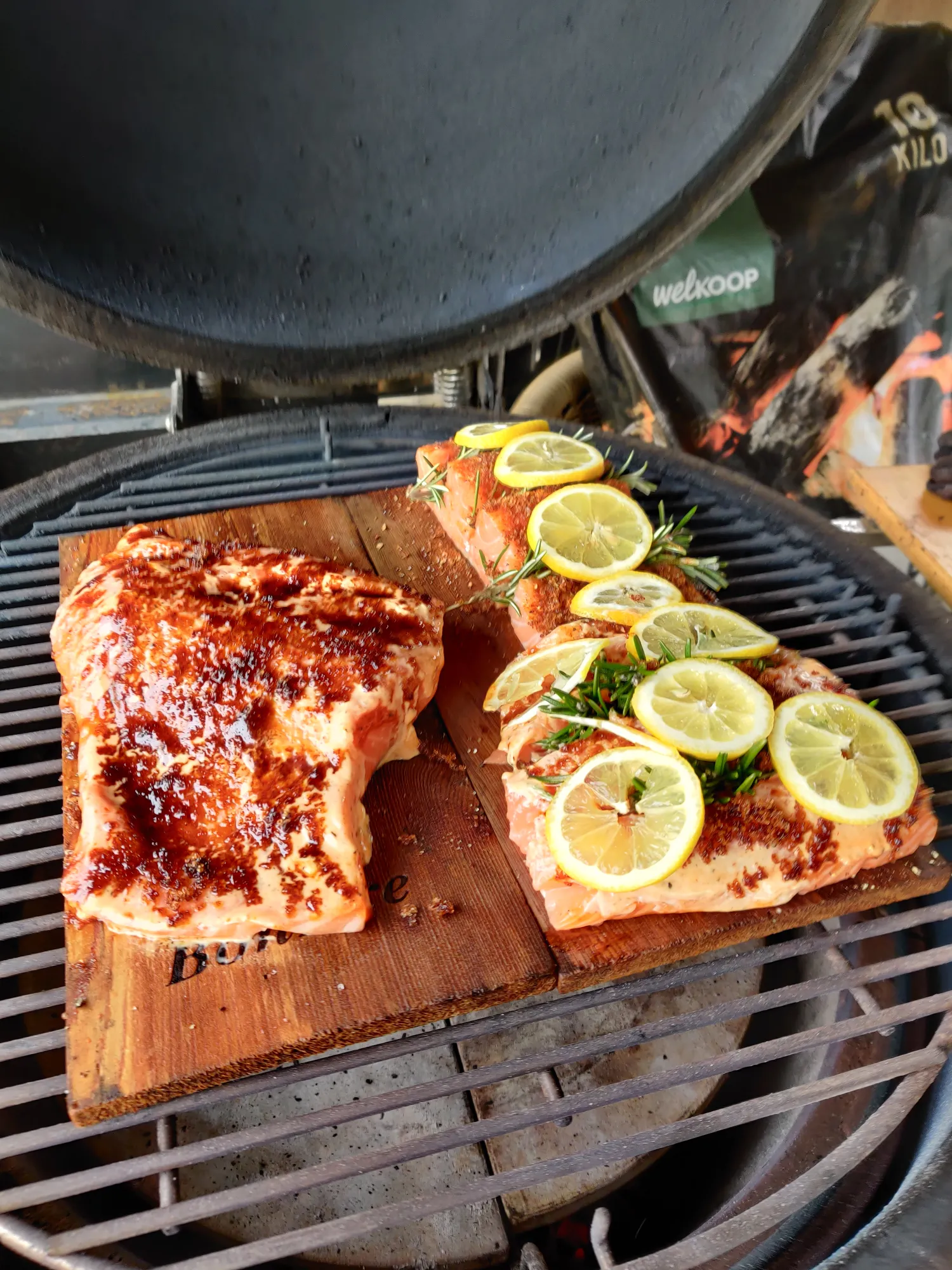 Zalmfilet op cedarplank met sriracha-mayo